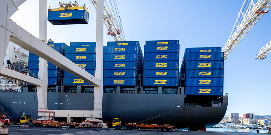 Perspektive von unten auf blaue Schiffscontainer – TAILWIND Shipping Lines Panda-Flotte für Premium-Seefracht von Asien nach Europa.