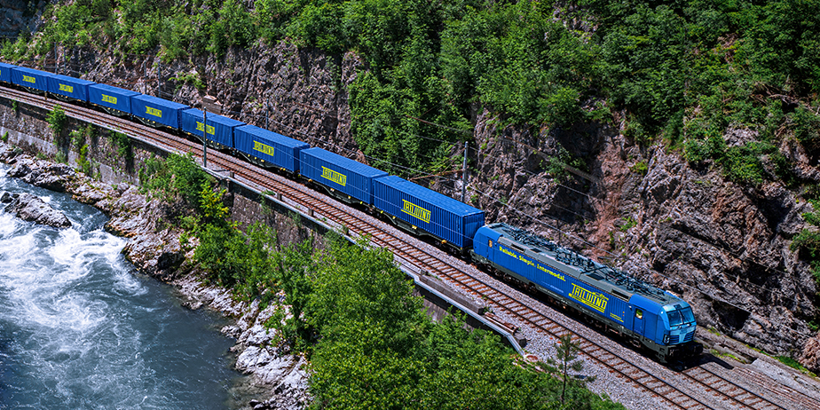 Blaue Schiffscontainer von TAILWIND auf einem Zug – TAILWIND Intermodal Panther Shuttle für nachhaltige Schienen-Logistik von Koper nach Graz.