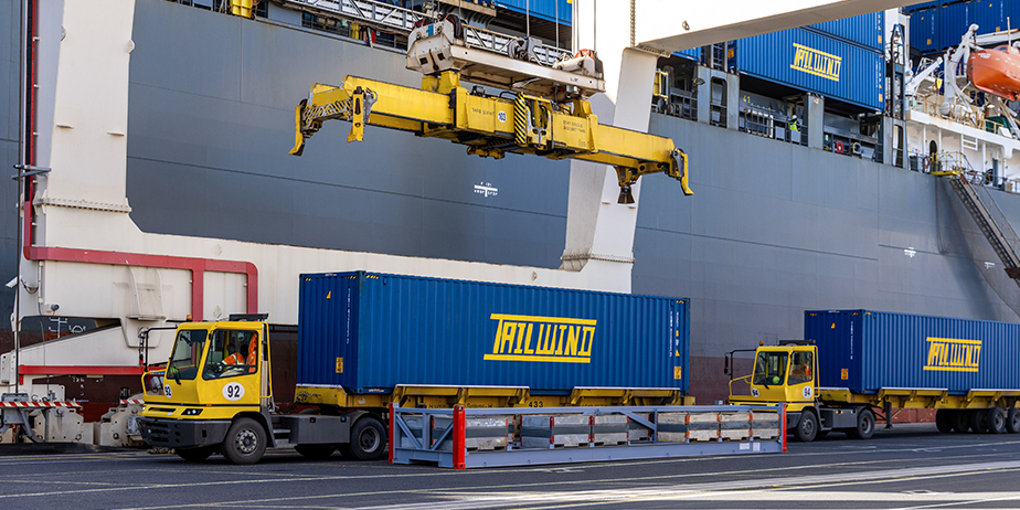 TAILWIND container at the port with a crane – a symbol of the integrated value chain from Shipping Lines to Intermodal and GARTNER, all from a single source.