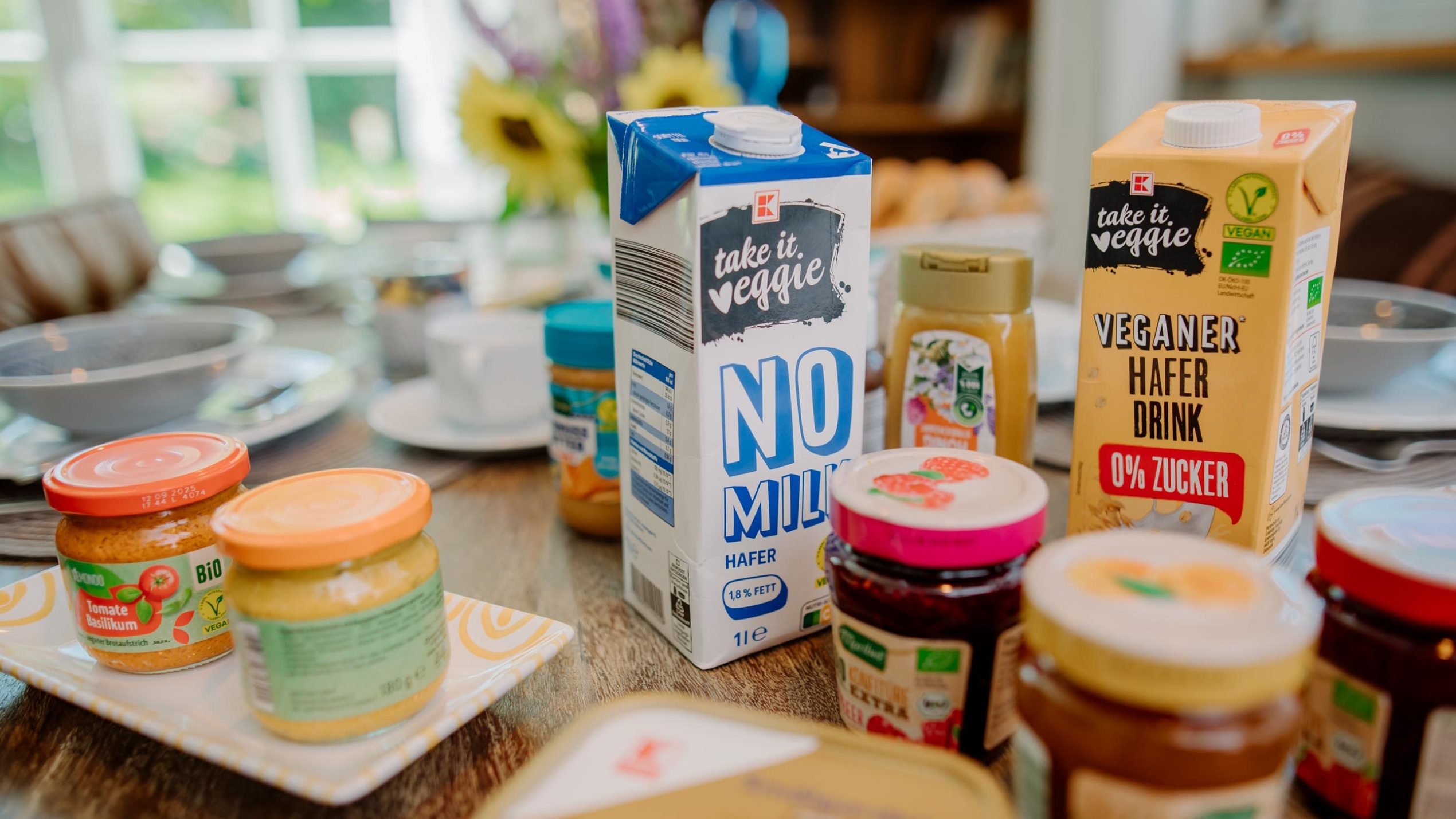 Vegane Produkte auf einem Tisch