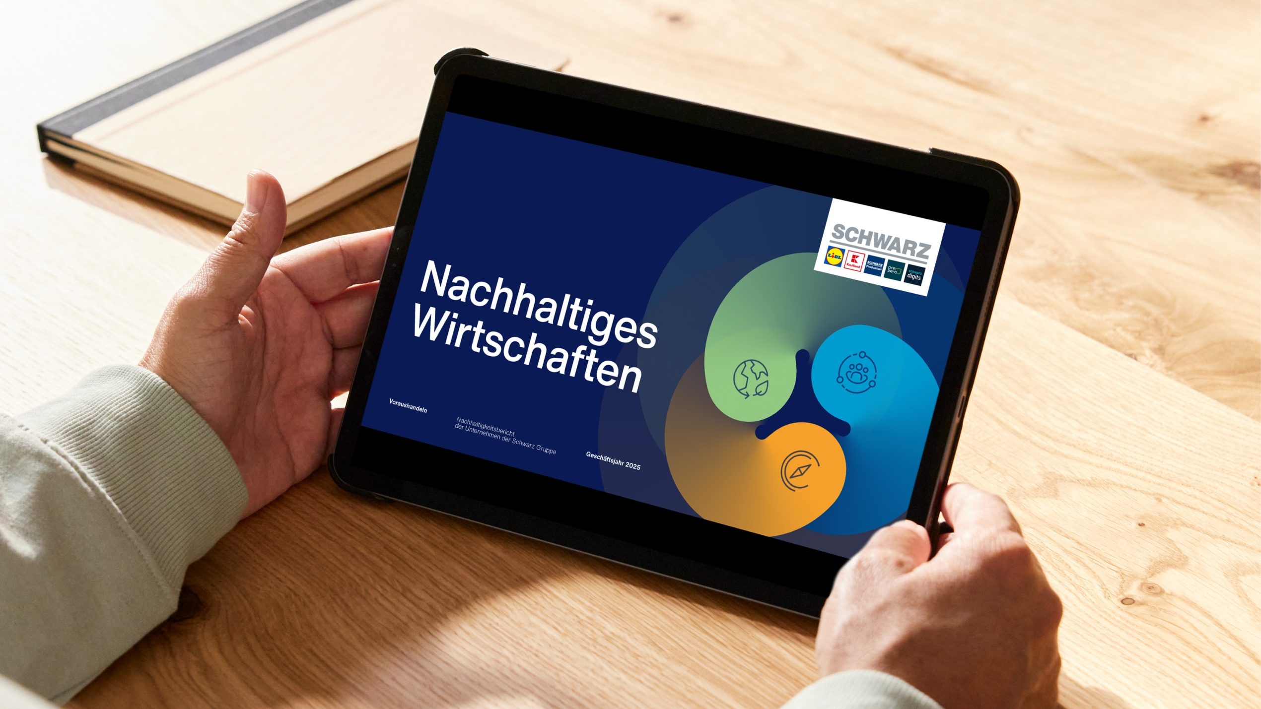 Nachhaltigkeitsbericht GJ 2025 auf einem Tablet