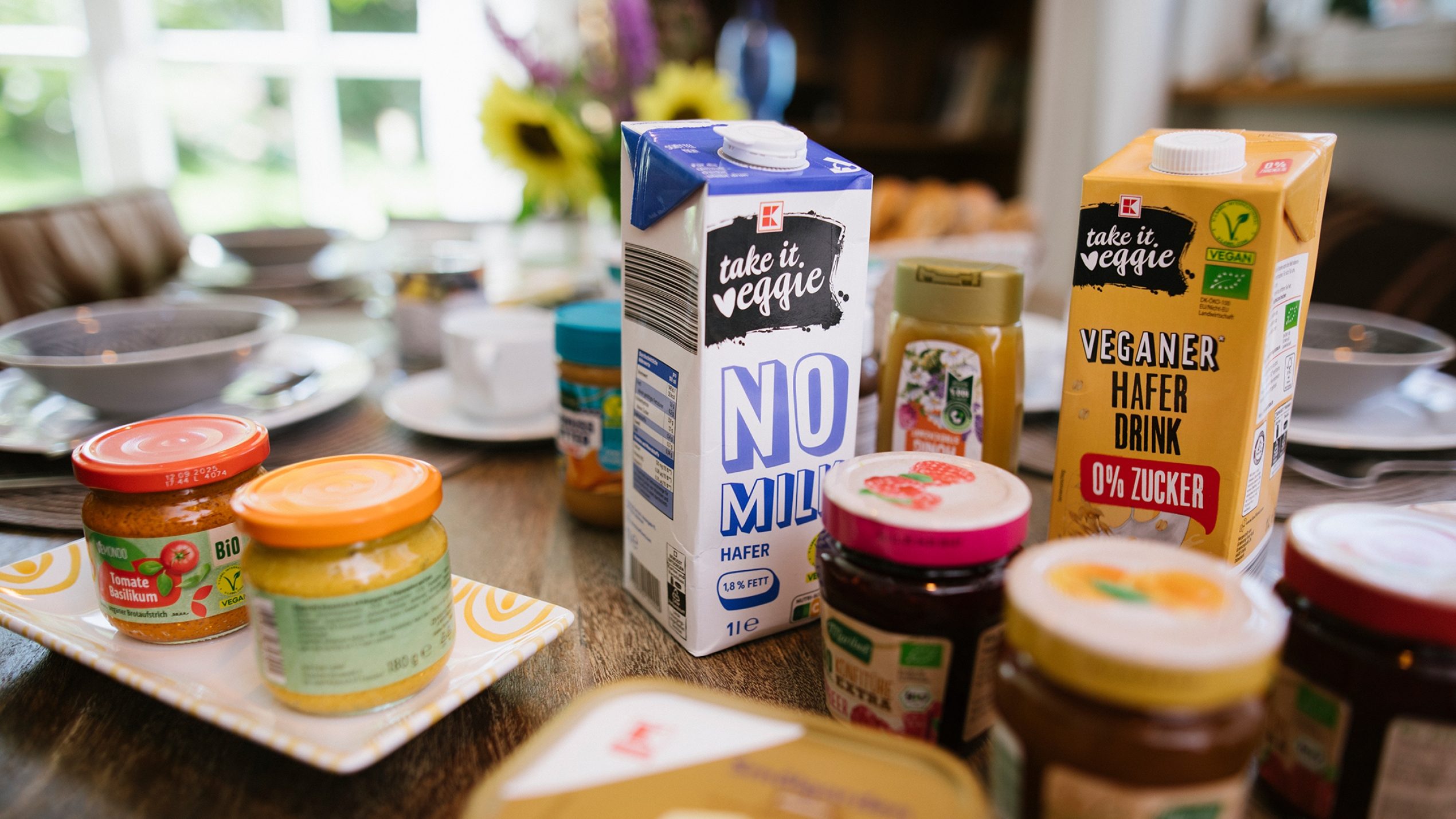 Preisparität und Proteinstrategie durch K-take it veggie Produkte