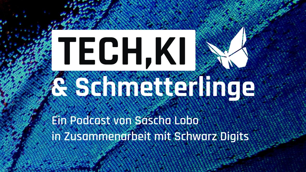 Cover des Podcasts: blauer Hintergrund auf dem mit Text der Titel Tech, KI und Schmetterlinge platziert ist. Mit der Subline: Ein Podcast von Sascha Logo in Zusammenarbeit mit Schwarz Digits