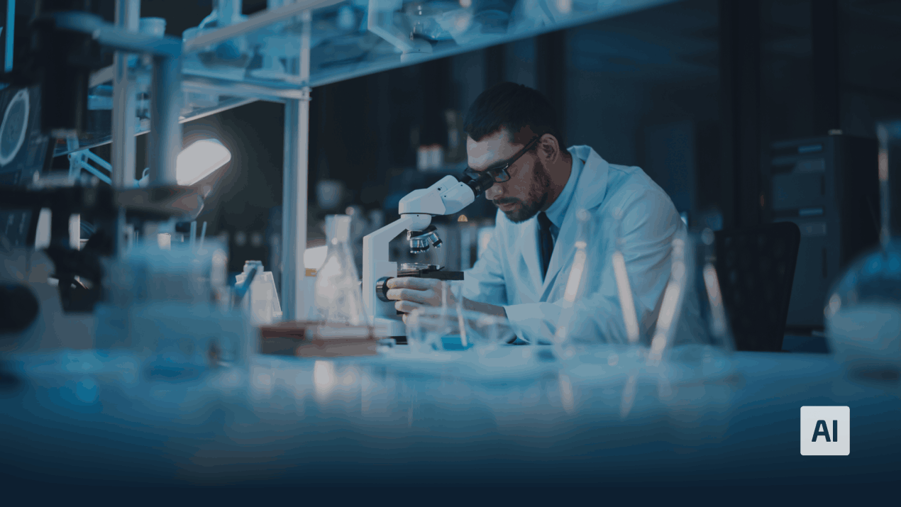 Wissenschaftler blickt durch ein Mikroskop im Labor.