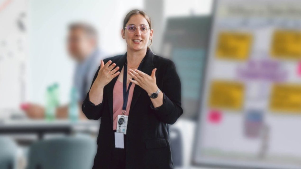 Eine Mitarbeiterin der SIT steht vor einem Flipchart mit Ergebnissen.