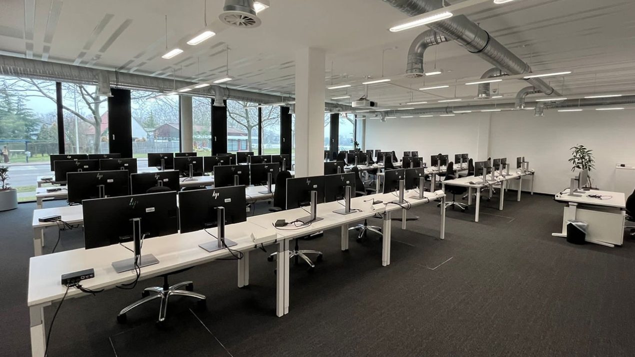 SIT Lehrwerkstatt Unterrichtsraum. Mit einer großen Fensterfront