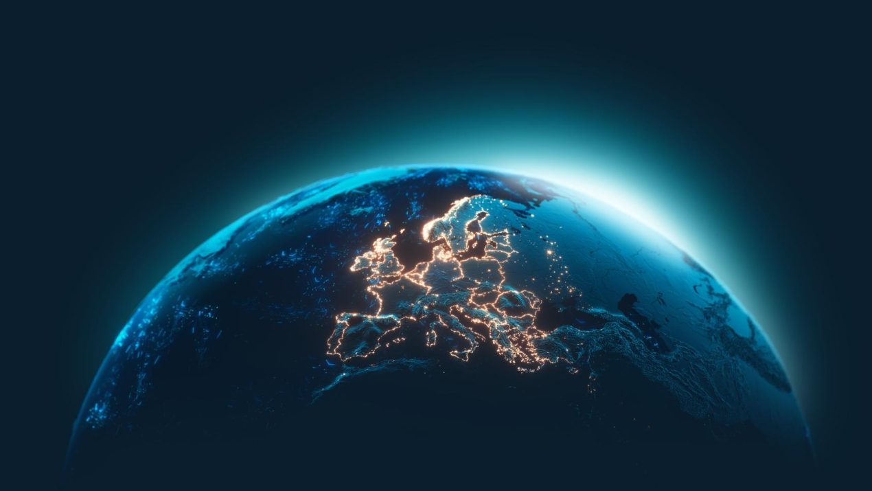 Stilisierte Ansicht der Erde aus dem Weltall mit Fokus auf Europa, dessen Ländergrenzen durch goldene Lichter illuminiert sind, vor einem dunkelblauen Hintergrund mit atmosphärischem Leuchten.