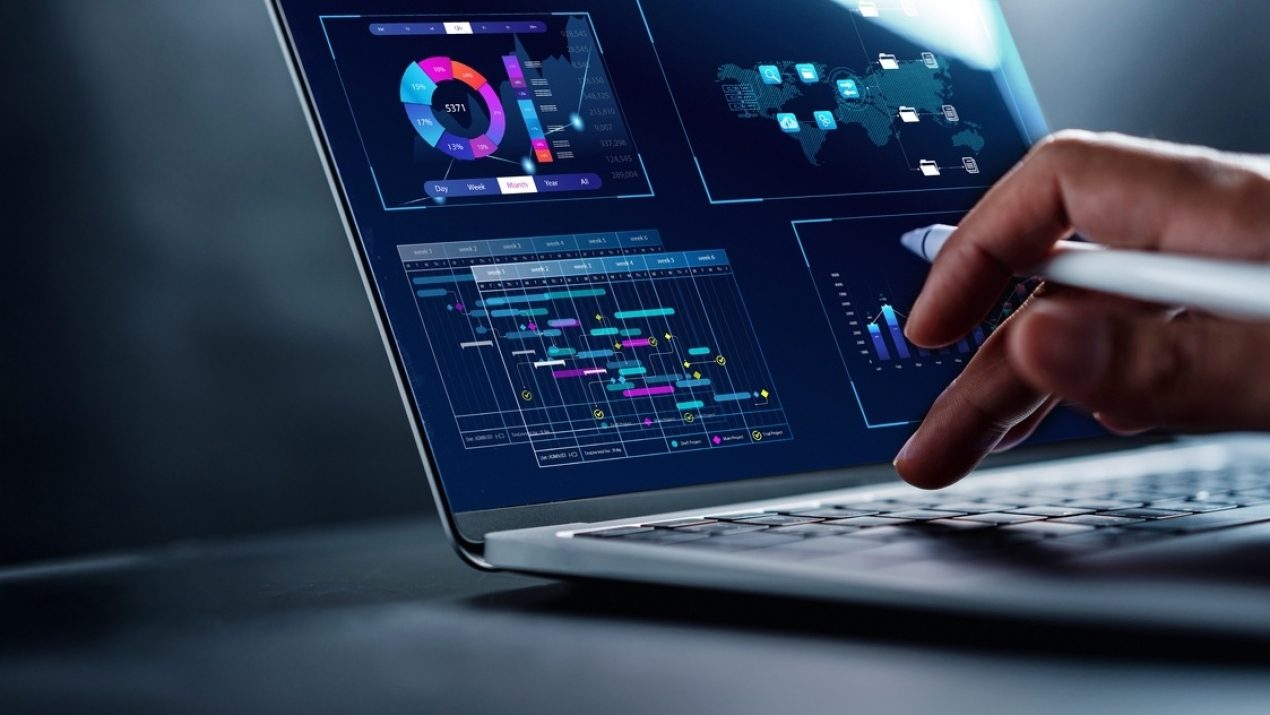 Analytiker, der im Bereich Geschäftsanalyse und Datenverwaltungssystem arbeitet, um Berichte mit KPI und Metriken in Verbindung mit der Datenbank zu erstellen. Unternehmensstrategie für Finanzen und Betrieb,