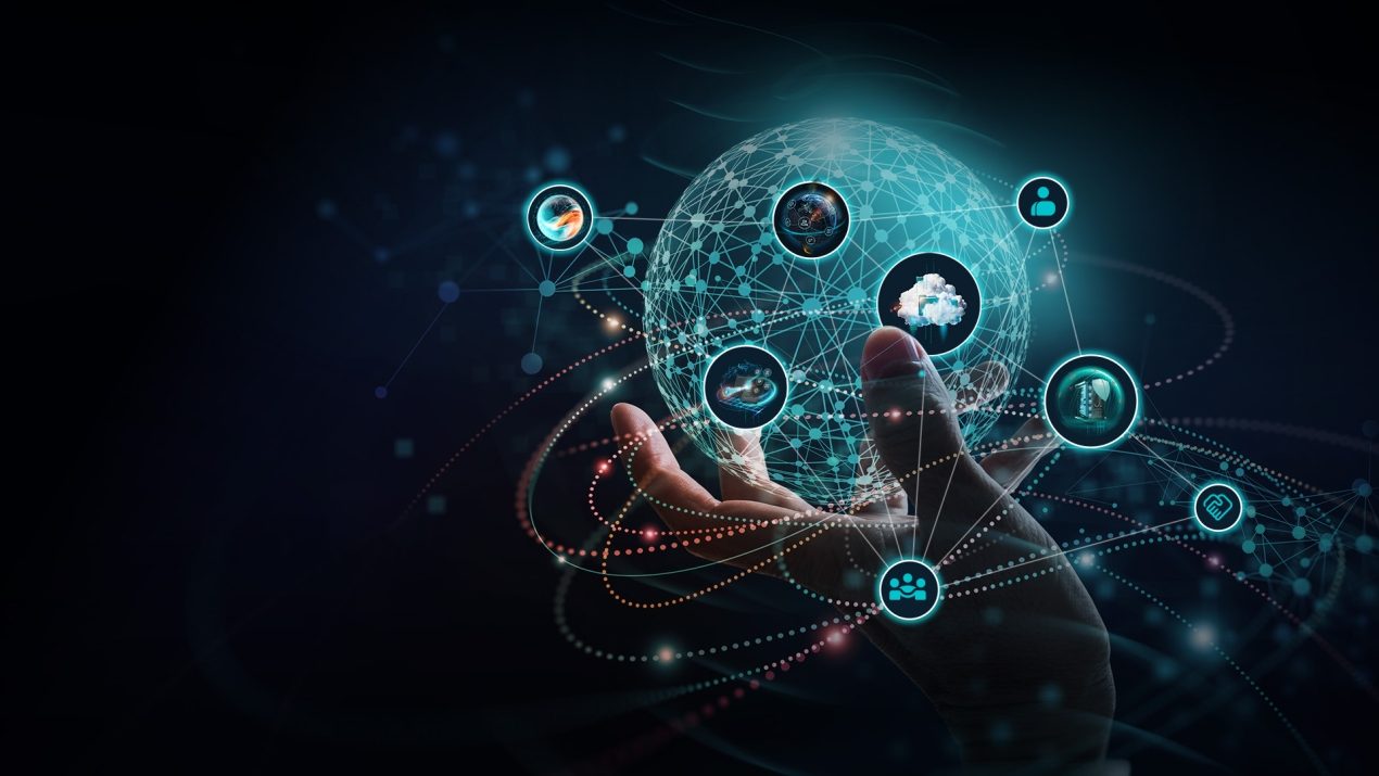 Eine menschliche Hand hält eine leuchtende, digitale Netzkugel, die von schwebenden Tech-Icons für Cloud, Cyber Security, Data & AI, Communication und Workspace umgeben ist.
