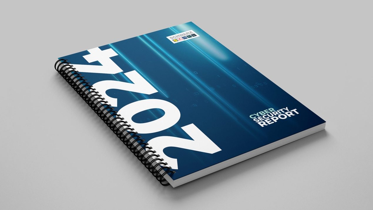 Auf einem grauen Hintergrund ist ein Ringbuch in dunkelblau und Türkis zu sehen. In weißer Schrift ist Cyber Security Report 2024 zu lesen.