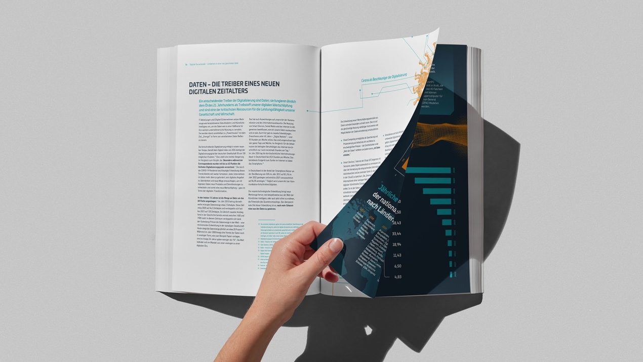 Geöffnetes Magazin, dass eine Hand beim Umblättern zeigt