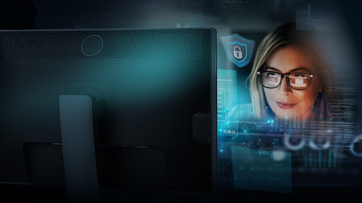 Eine IT-Spezialistin blickt auf einen Monitor mit eingeblendeten Cybersicherheits-Symbolen und Datenanalysen zur digitalen Souveränität.