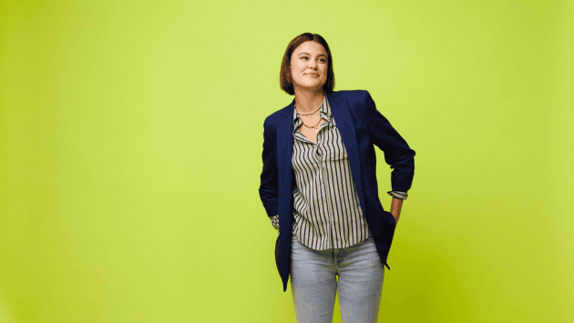Mitarbeiterin steht in einem Studio