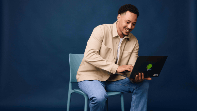 Mitarbeiter mit einem Laptop