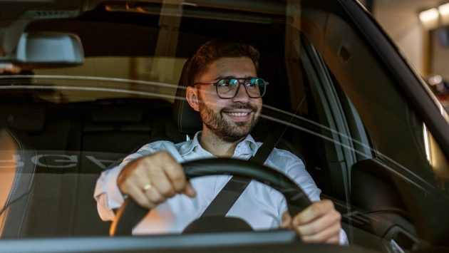 Mitarbeiter sitzt in einem Fahrzeug