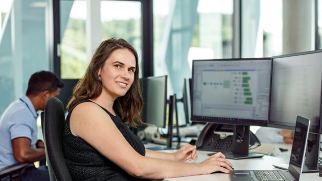 Eine Frau, die bei der SIT arbeitet sitzt an ihrem Arbeitsplatz.