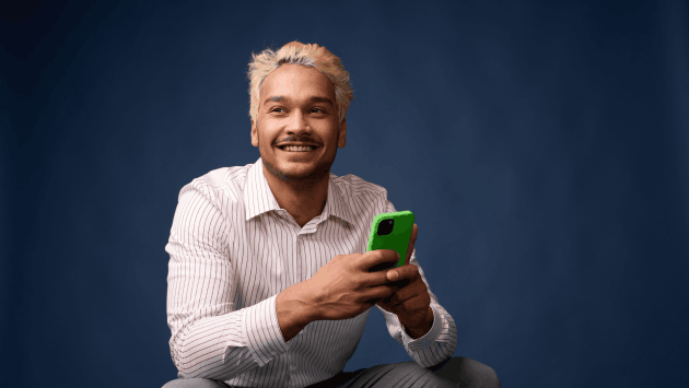 Mitarbeiter mit Handy in der Hand