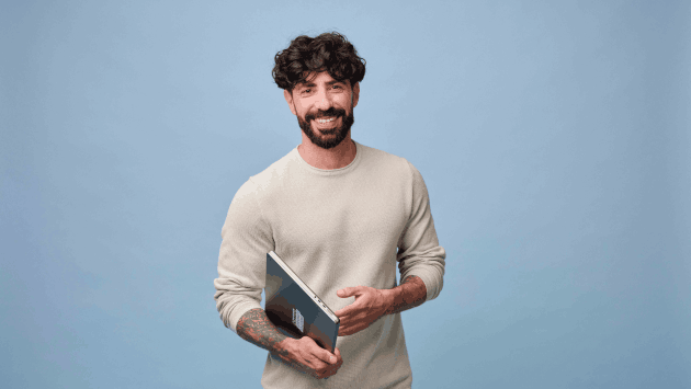 Mann mit Laptop in der Hand