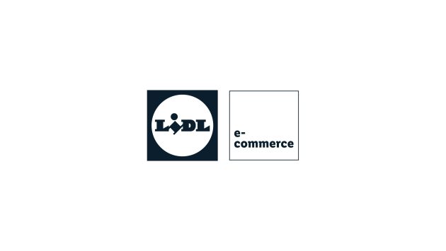 Es ist ein weißer Hintergrund mit zwei nebeneinander abgebildeten Quadraten zu erkennen. In dem linken Quadrat ist das Lidl-Logo in dunkelblauer Farbe abgebildet, in dem rechten Quadrat ist in dunkelblauer Schrift „e-commerce“ geschrieben.