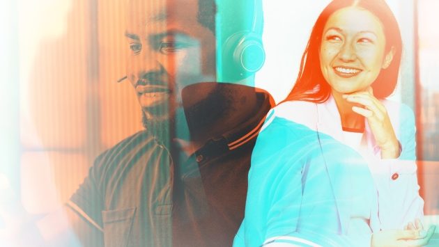 Auf dem Bild ist auf der linken Seite ein Mann mit Headset abgebildet. Auf der rechten Seite des Bildes ist eine Frau dargestellt, die strahlend lächelt und in die linke obere Ecke des Bildes schaut.