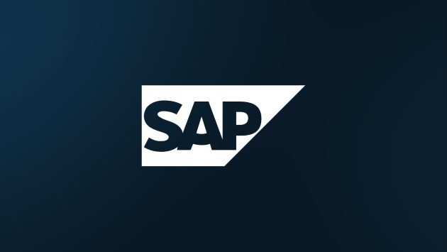 Auf einem dunkelblauen Hintergrund steht im Vordergrund in weißer Schrift das Symbol von SAP.