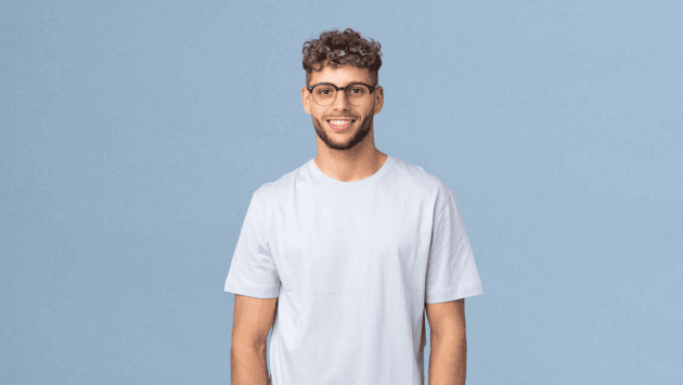 Mann mit Brille und weißem Tshirt