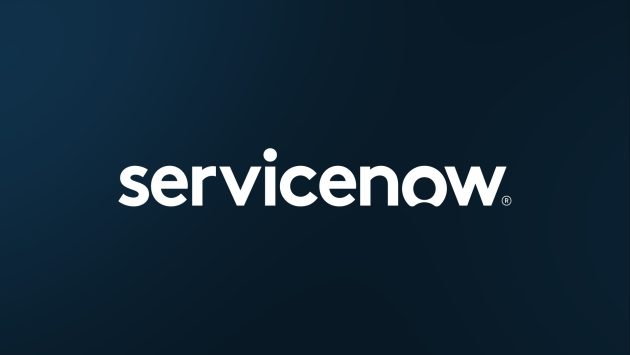 Auf einem dunkelblauen Hintergrund steht im Vordergrund in weißer Schrift das Symbol von servicenow.