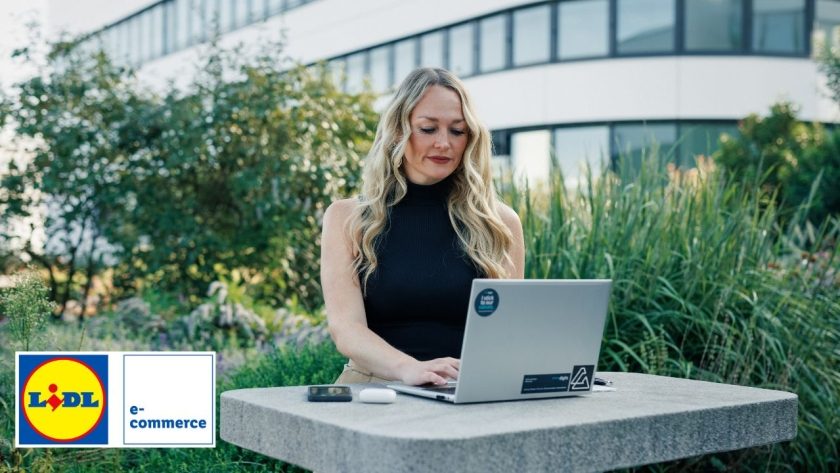 Mitarbeiterin arbeit mobil im Freien