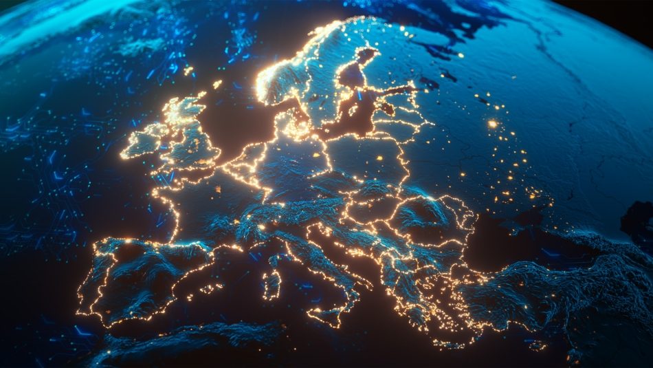Digitalisierte Karte von Europa mit leuchtenden Netzpunkten und dem Logo von Schwarz Digits. Text: „European Sovereign Stack Standard (ES³) – Mit dem ES³ machen wir digitale Unabhängigkeit messbar.“