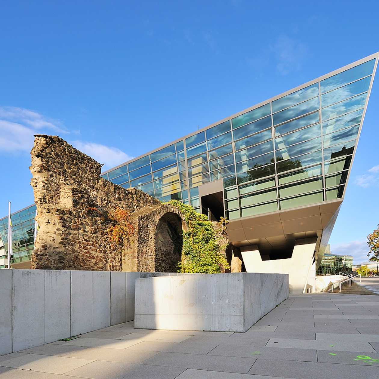 ITCS Darmstadt 2026 im darmstadtium: Event-Location für Deep Tech, Cloud und KI-Innovationen von Schwarz Digits vor moderner Architektur und historischer Stadtmauer.