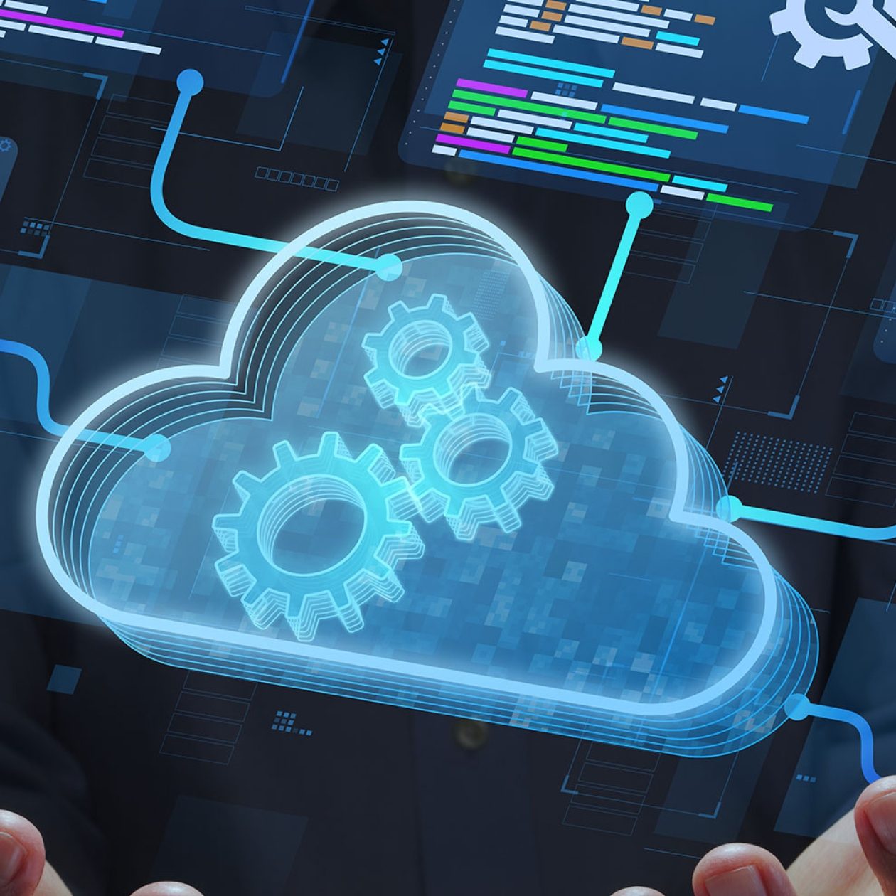 Hände tragen ein leuchtendes Cloud-Symbol mit Zahnrädern, umgeben von Programmcode und Daten-Interfaces als Symbol für Cloud-Automatisierung und Managed Services.