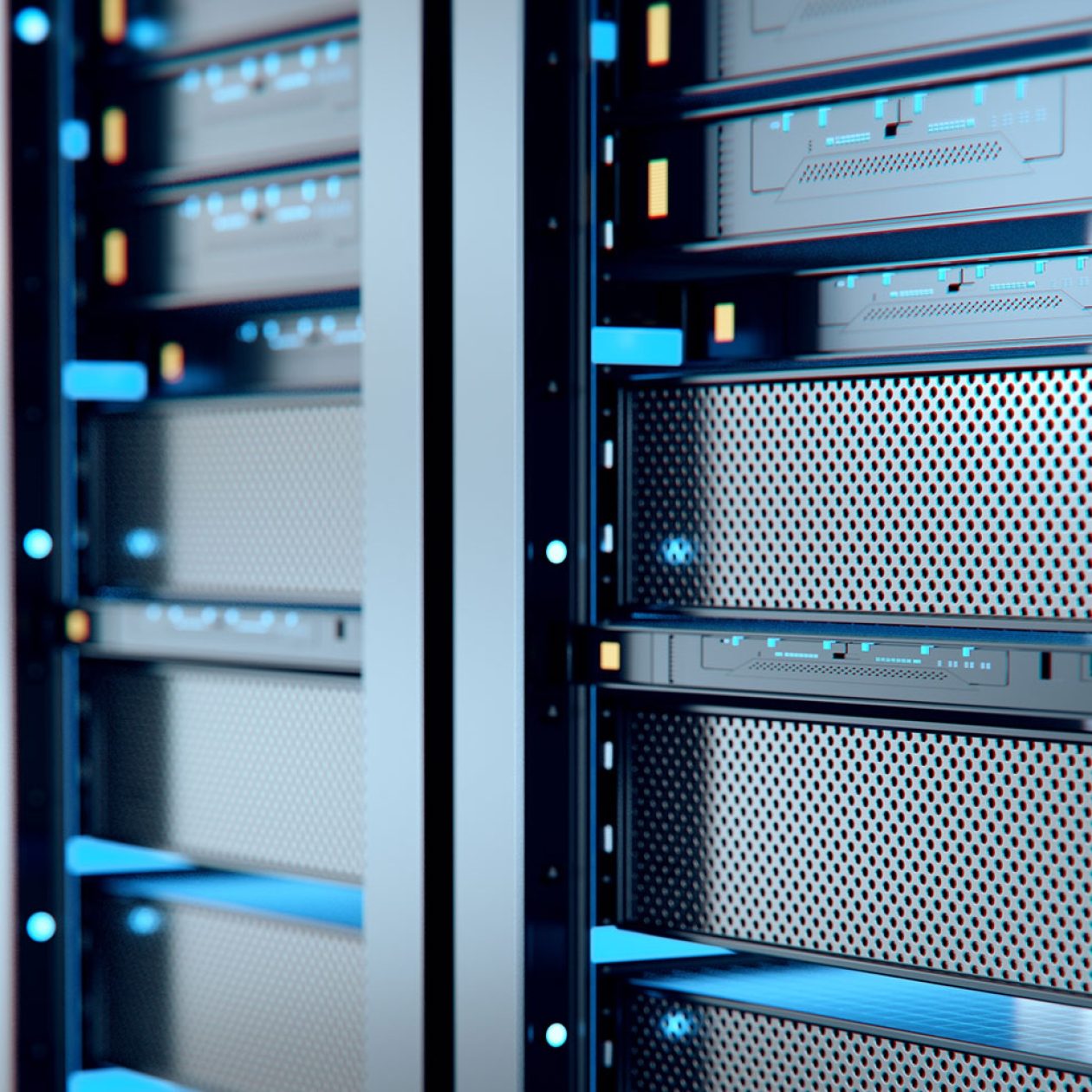 Nahaufnahme beleuchteter Server-Racks in einem sicheren Rechenzentrum, symbolisch für Datensouveränität und DSGVO-konforme Cloud-Infrastruktur.