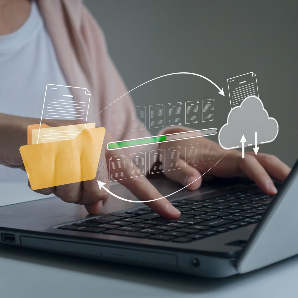 Eine Person tippt auf einem Laptop, während ein digitaler Datenfluss von einem gelben Ordner-Icon mit Fortschrittsbalken zu einem Cloud-Symbol dargestellt wird. Das Bild visualisiert den Daten-Upload, Datensicherung, Datenmigration und die Übertragung von Dokumenten in den Cloud-Speicher (Cloud Storage).