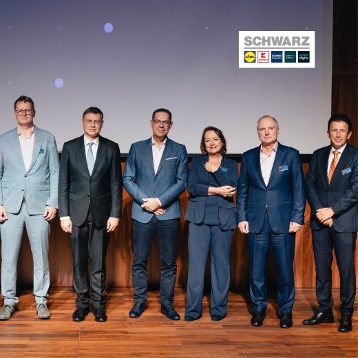 Von links nach rechts: Bodo Lehmann, Leiter der Vertretung des Landes Baden-Württemberg bei der Europäischen Union, Günther H. Oettinger, ehemaliges Mitglied und Vizepräsident der Europäischen Kommission sowie ehemaliger Ministerpräsident des Landes Baden-Württemberg, Sandra Pabst, Moderatorin des Events, Jurgen de Jong, Vice President Cloud and Productivity bei KPN, Valdis Dombrovskis, EU-Kommissar für Wirtschaft, Produktivität, Umsetzung und Vereinfachung, Gerd Chrzanowski, Komplementär der Schwarz Gruppe, Anja van Niersen, CEO von Milence, Jochen Goller, Mitglied des Vorstands der BMW AG, Kunde, Marken und Vertrieb und Martin Kallen, CEO von UEFA Events SA.