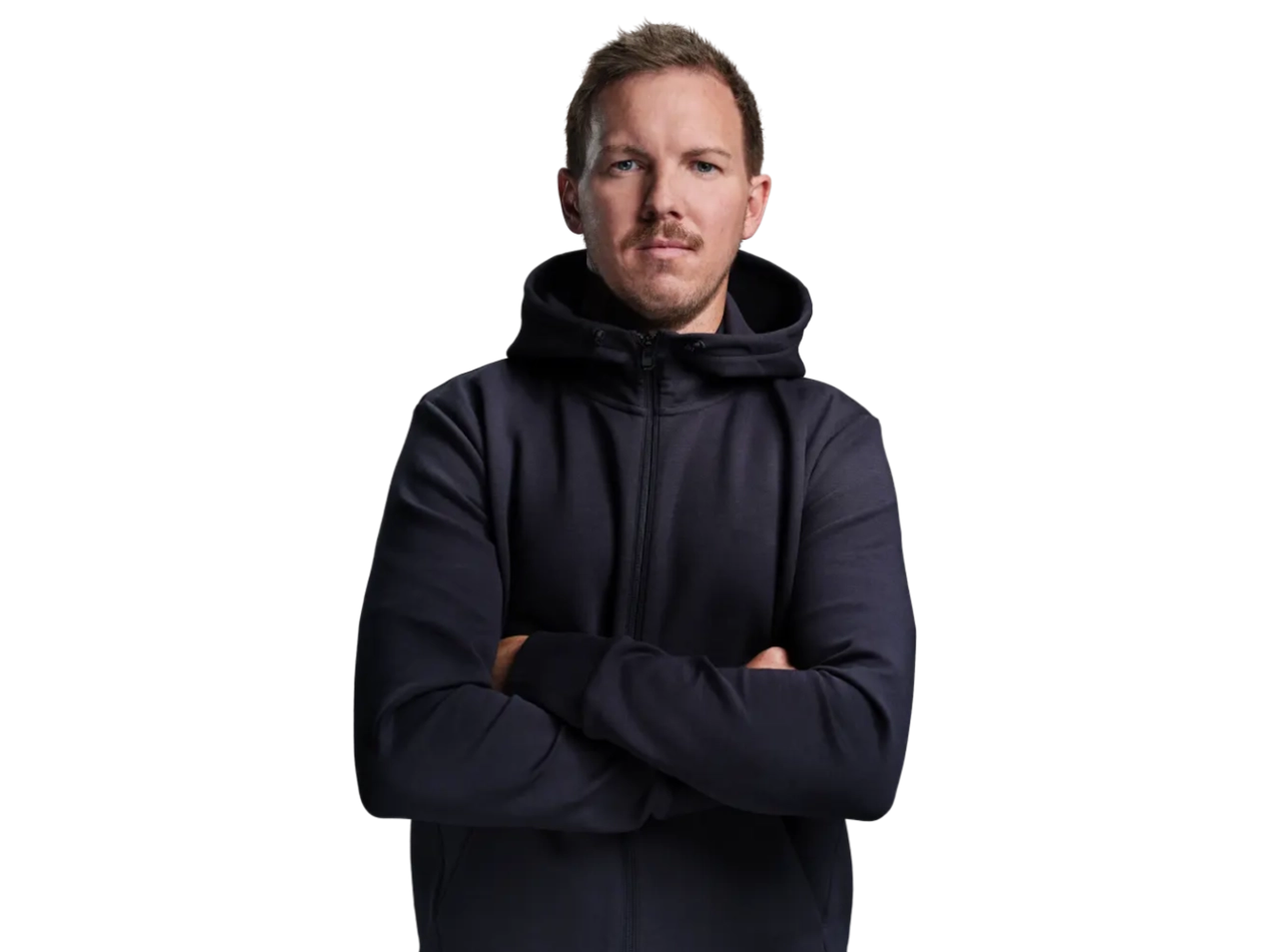 Julian Nagelsmann in einem dunkelblauen Kapuzenpulli mit verschränkten Armen.