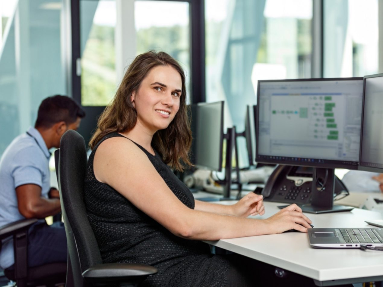Eine Frau, die bei der SIT arbeitet sitzt an ihrem Arbeitsplatz.