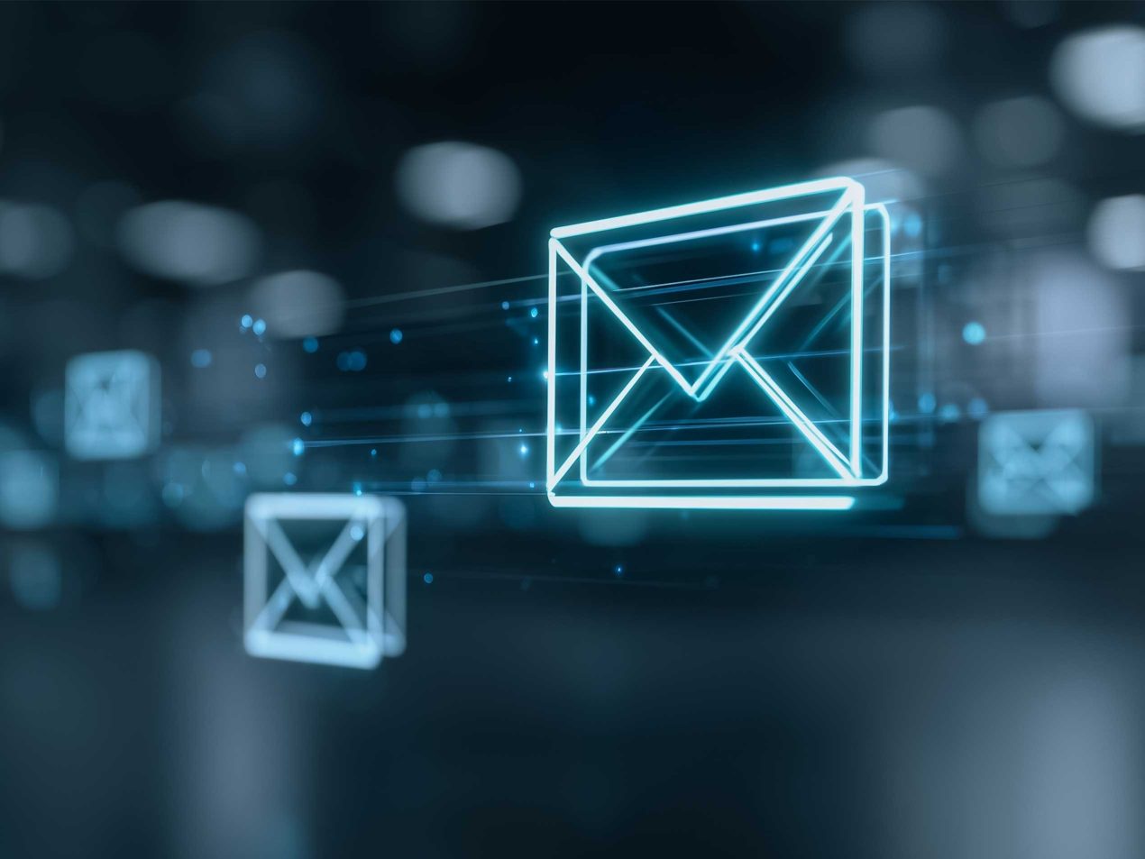 Blau leuchtende, futuristische E-Mail-Icons als Symbol für digitale Kommunikation und Kontaktanfragen in einem modernen Rechenzentrum.