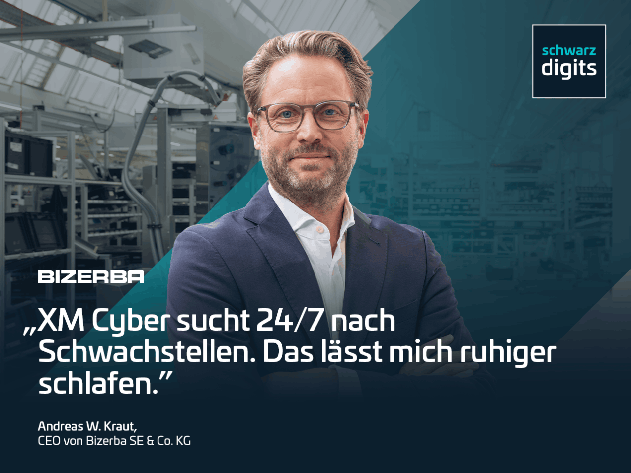 Andreas W. Kraut, CEO von Bizerba, steht im Anzug vor Produktionsanlagen. Über dem Zitat, das mit dem Bizerba Logo gekennzeichnet ist, steht: „XM Cyber sucht 24/7 nach Schwachstellen. Das lässt mich ruhiger schlafen.“ Oben rechts ist das Schwarz Digits Logo zu sehen.