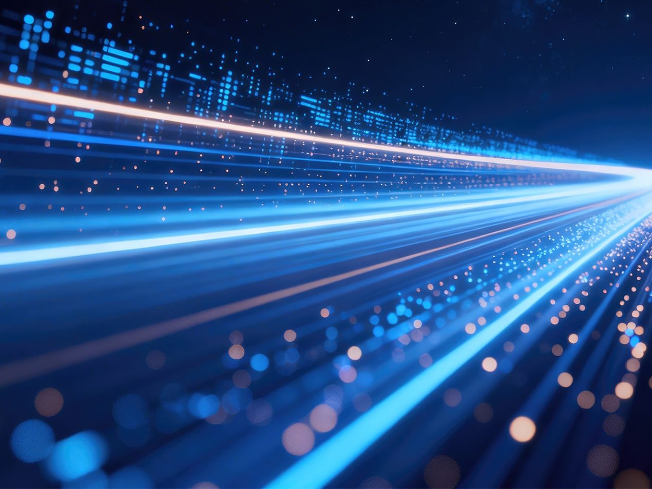 Abstrakte Darstellung von schnellen, leuchtenden Datenströmen durch blaue und orange Lichtstreifen auf dunklem Hintergrund, die den rasanten Datentransfer und digitale Cloud-Netzwerke visualisieren.
