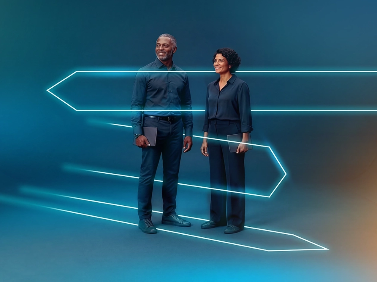 Ein Mann und eine Frau im Business-Outfit stehen mit Tablets vorwärtsgerichtet inmitten von dynamischen, leuchtenden Pfeilen, die für digitale Souveränität und moderne Cloud-Lösungen stehen.