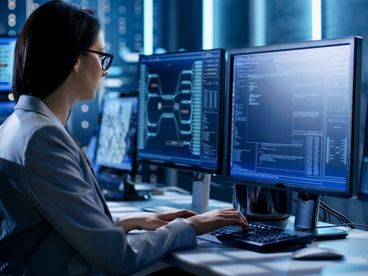 Person am Computer verwaltet Daten mit Cloud-Computing-Symbolen.