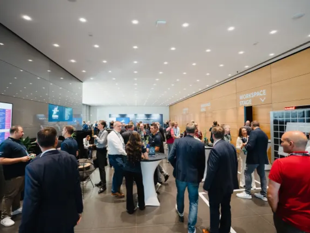 Teilnehmer beim Netzwerken im Ausstellungsbereich nahe der Workspace Stage