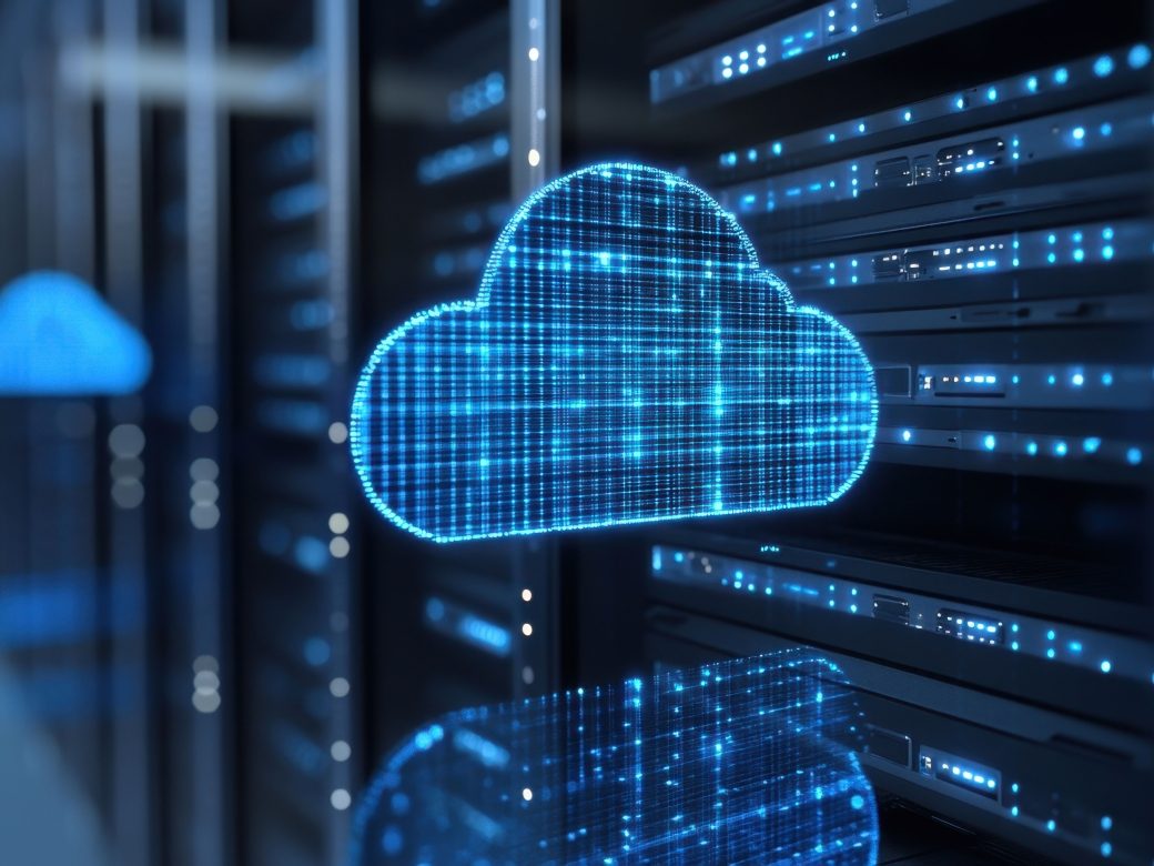 Ein leuchtendes, blaues Cloud-Symbol schwebt vor einer Reihe von Server-Racks in einem Rechenzentrum. Das Bild visualisiert Cloud-Datenbanken, Cloud Computing, Datenspeicherung und Hosting-Infrastruktur in einer Serverumgebung.