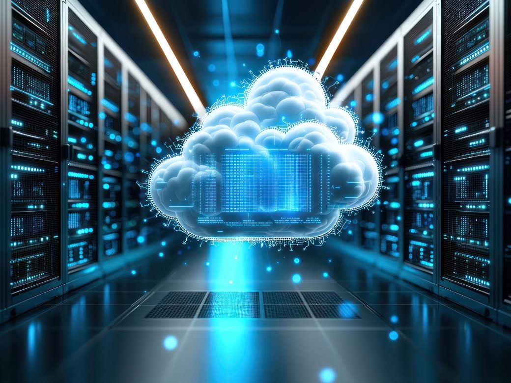 Leuchtendes, weiß-blaues Cloud-Symbol mit Datencode-Anzeige in der Mitte eines Serverraums, umgeben von Reihen von blinkenden Server-Racks. Das Bild visualisiert Cloud Computing, Server-Infrastruktur, Datenspeicherung und Virtualisierung im Rechenzentrum (Data Center).