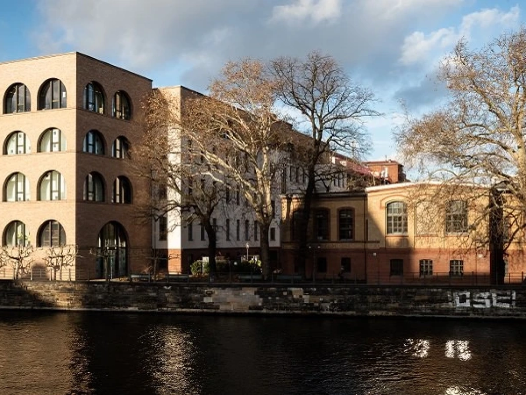 Das Google-Büro in Berlin-Mitte (Tucholskystraße 2) am Spreeufer des Forums an der Museumsinsel. Der Backsteinbau zeigt die charakteristische Architektur des historischen Ensembles nahe dem Haupttelegrafenamt.