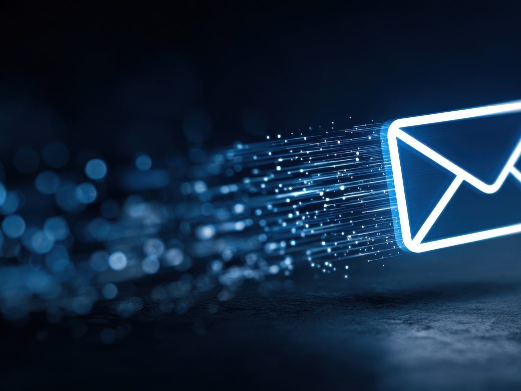 Leuchtendes blaues E-Mail-Symbol mit fließenden Datenpartikeln für digitale Kommunikation und Nachrichtenübertragung.