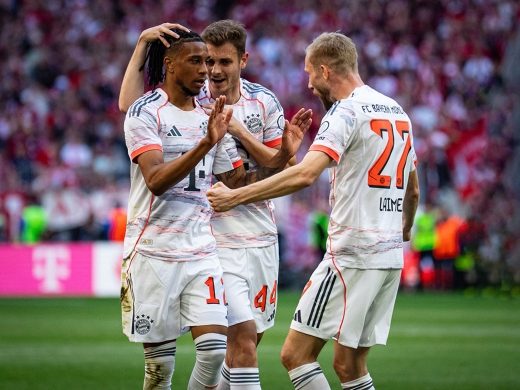 FC Bayern München jubelt nach Tor, Olise, Goretzka und Laimer.
