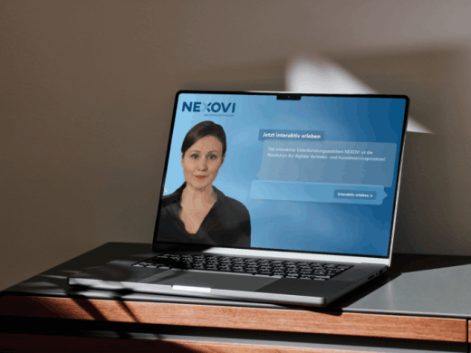Laptop auf einem Schreibtisch zeigt die NEXOVI Software, einen interaktiven Video-Beratungsassistenten mit dem Avatar einer Frau. Das Tool revolutioniert digitale Vertriebs- und Kundenserviceprozesse.