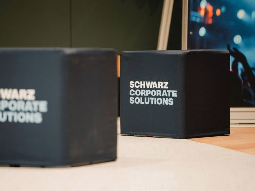 Sitzboxen mit SCOS Logo