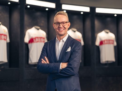 Alexander Wehrle, im Hintergrund VfB Trikots